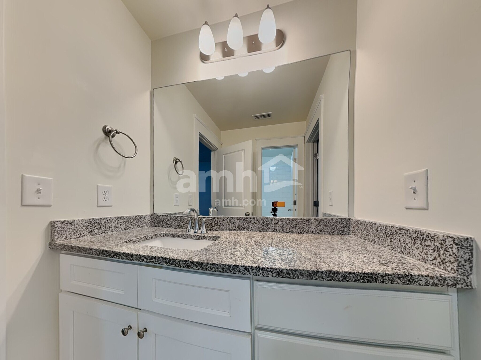 Building Photo - 1076 Adams Haven Bend