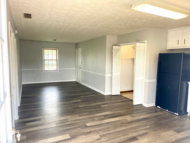 Building Photo - Welcome to this charming 1-bedroom, 1-bath...