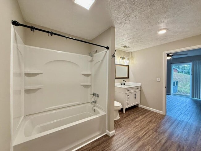 Building Photo - 11025-11107 107 Cutoff