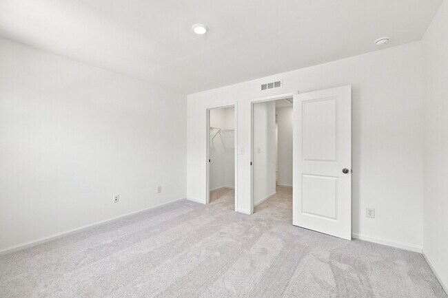 Building Photo - 219 Deercroft Dr