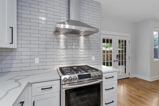 Building Photo - 1203 Thackeray Ln