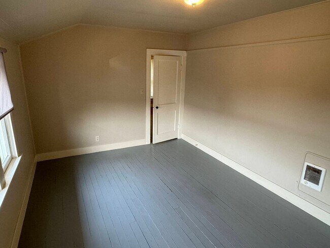 Building Photo - 2 Bedroom in Triplex Near Downtown and Campus