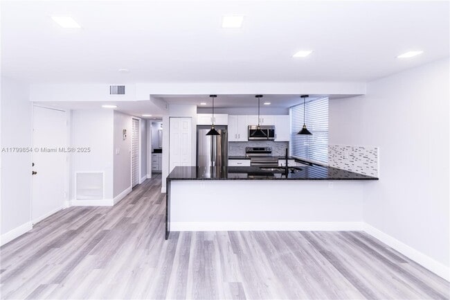 Building Photo - 450 Egret Cir