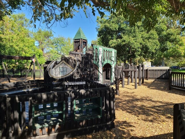 Building Photo - Executive Folsom Rental EXCELLENT Location and a POOL!