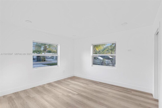 Building Photo - 216 NE 160th St