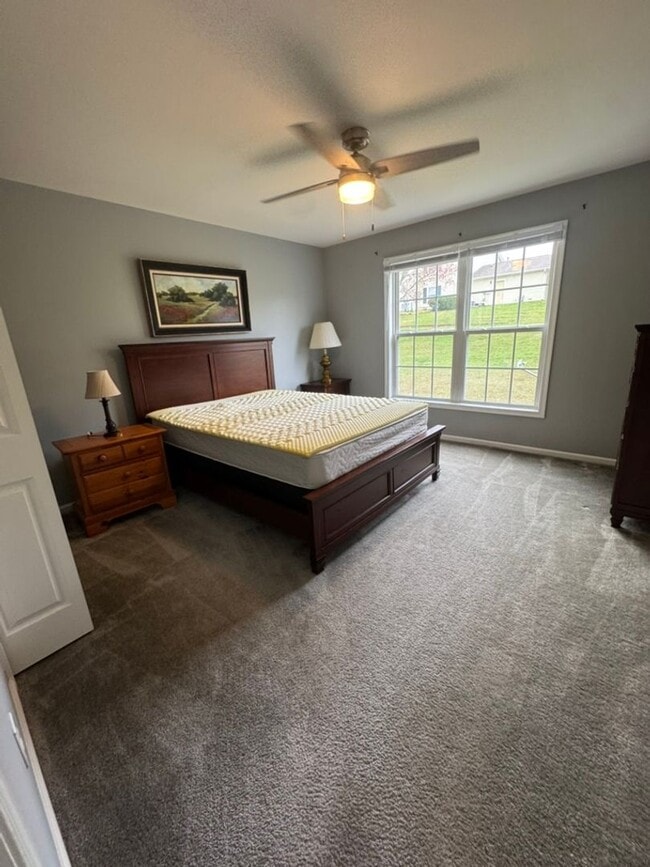 Building Photo - Graham Ave Duplex