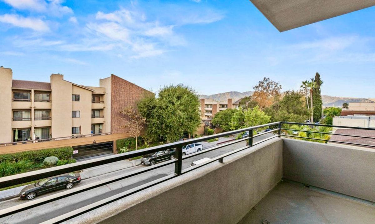 Building Photo - 423 Oak St