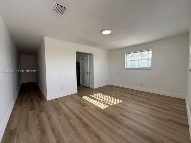 Building Photo - 8860 SW 32nd St