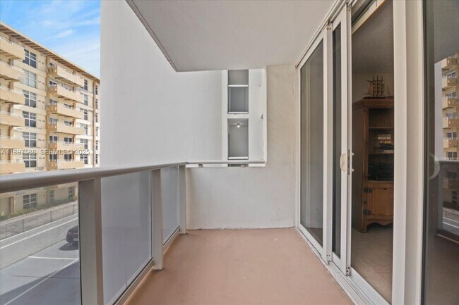 Building Photo - 3140 S Ocean Dr