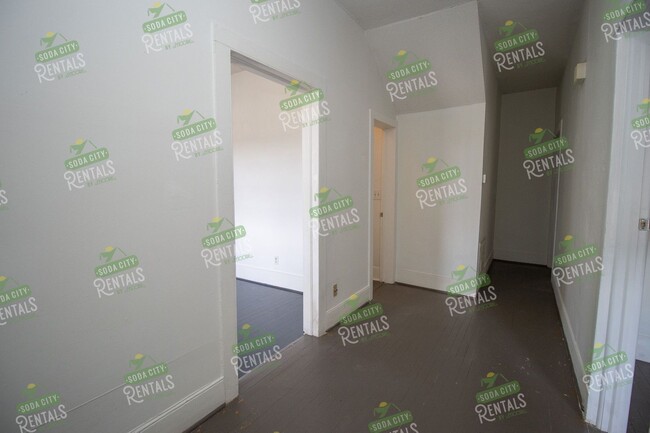 Building Photo - 2 Bedroom, 1 Bathroom Duplex in Downtown C...