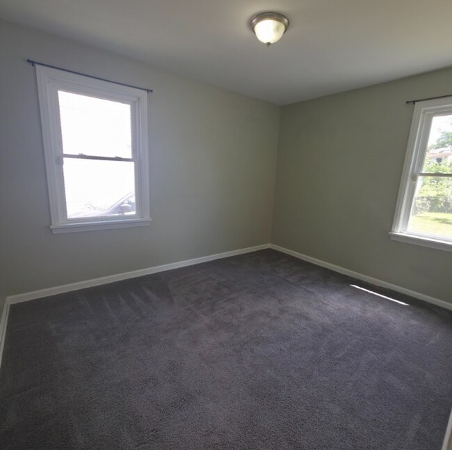 Building Photo - Single Family Home 3 beds 2 bath Available Now!