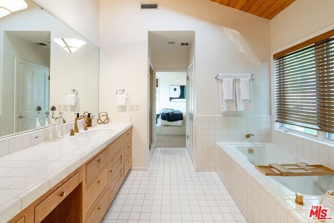 Building Photo - 21338 Colina Dr