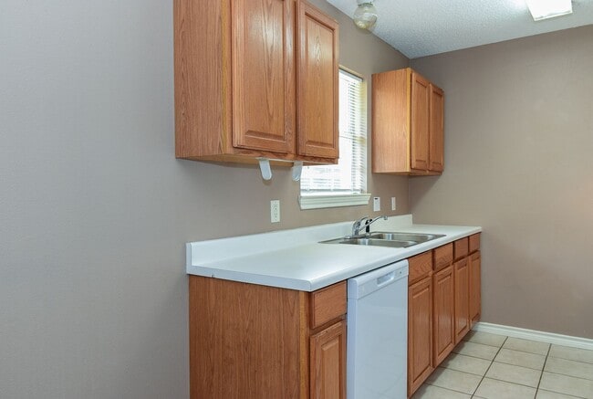 Building Photo - Nice Three Bedroom Duplex in Commerce in a...