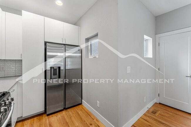 Building Photo - Spacious Townhouse with Washer/Dryer and G...