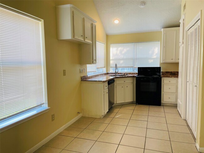 Building Photo - 210 Squires Bend