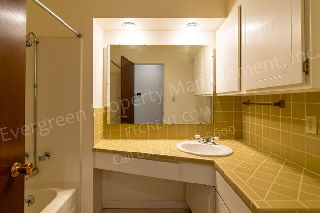 Building Photo - 2420 Poplar Dr