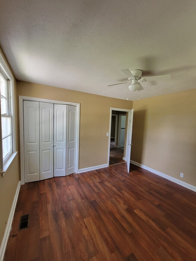 Building Photo - 502 Rosewood Dr