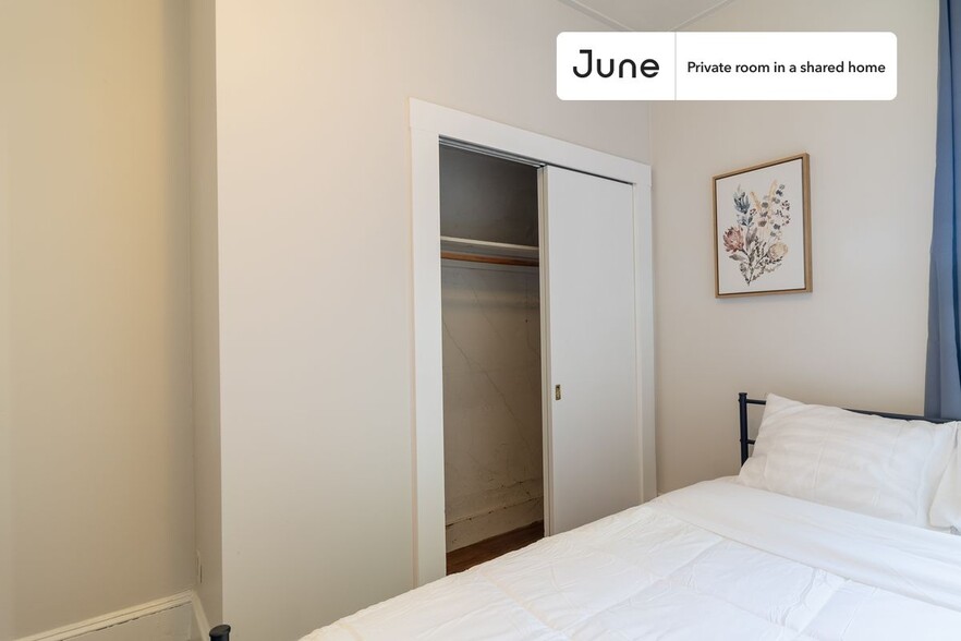 Building Photo - Private bedroom in 3 bed/1 bath Home