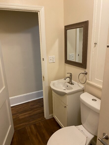 Building Photo - 428 W King St