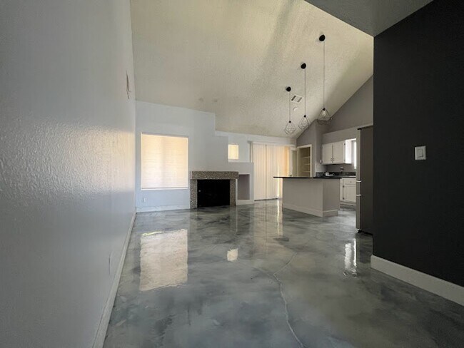 Building Photo - Custom 3 bedroom home with master bedroom ...