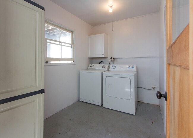 Building Photo - 502 Poinsettia Ave