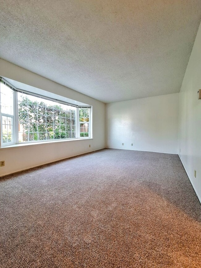 Building Photo - Refurbished 3bd Townhouse Style Apartment