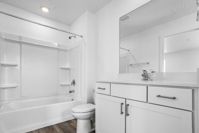 Building Photo - MOVE IN READY! 3 Bedroom townhome in long valley!