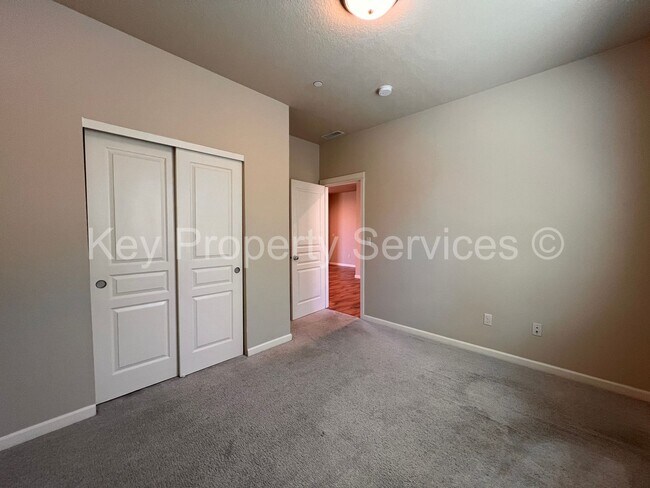 Building Photo - AVAILABLE NOW! Hazel Dell 5 Bedroom Close ...