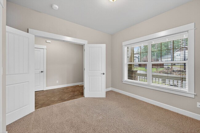 Building Photo - 4 Bedroom Awbrey Court Home with Main-Level Primary + Bonus Living Area