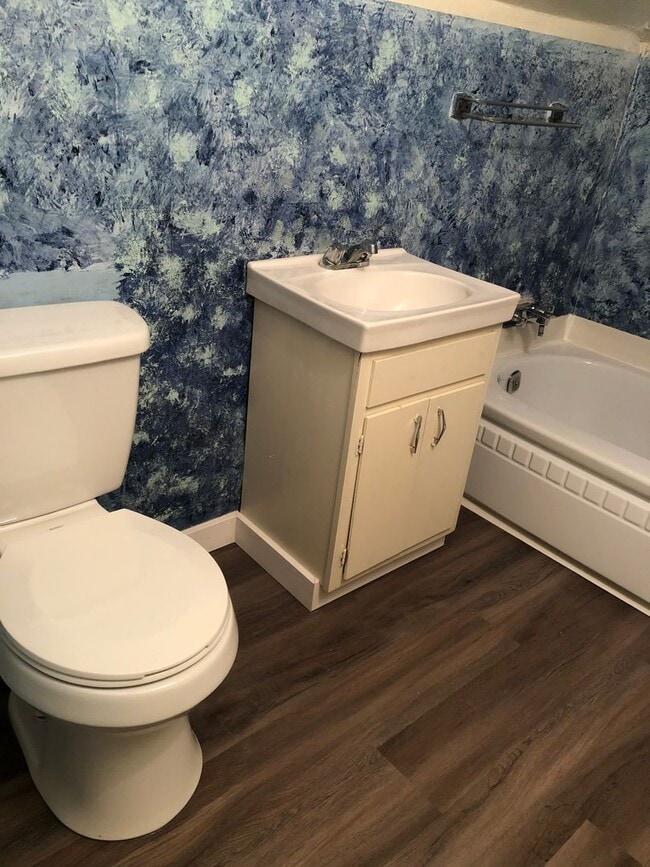 Building Photo - Large 4 bed/2 bath Farm House on River Rd. MOVE IN SPECIAL!