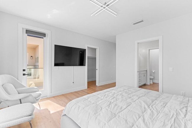 Building Photo - Exclusive Townhome in The Vue at Celebration Pointe