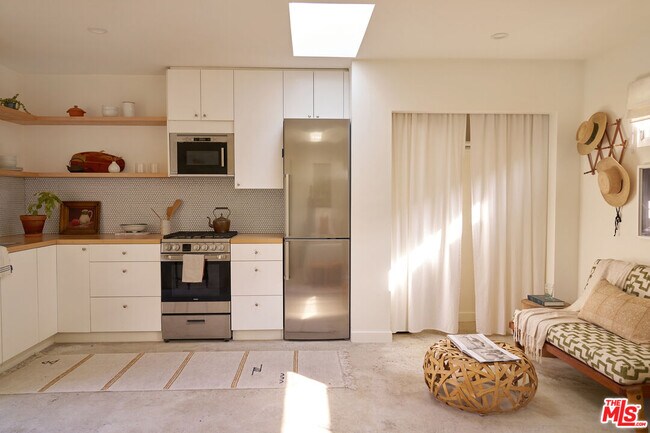 Building Photo - 655 Angelus Pl