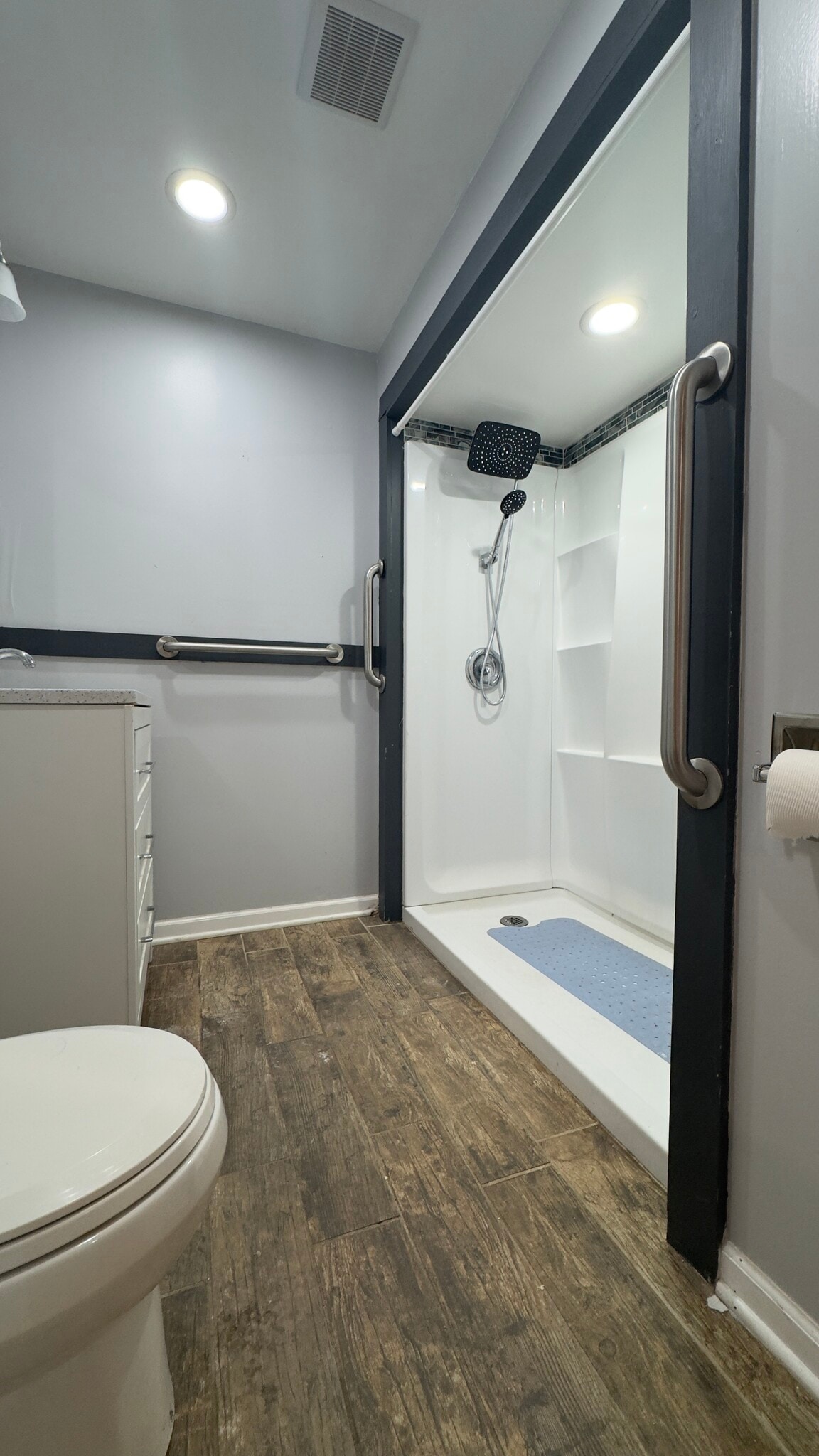 Full Bathroom B - 2310 W 21st St