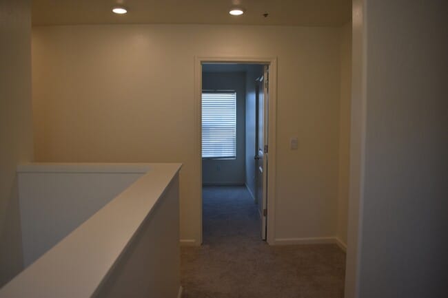 Building Photo - 698 Jessie Dr