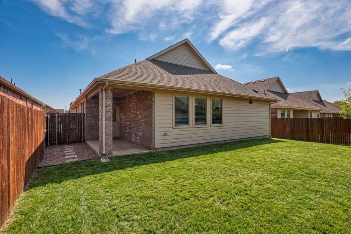 Building Photo - 1204 Sequoia Ln