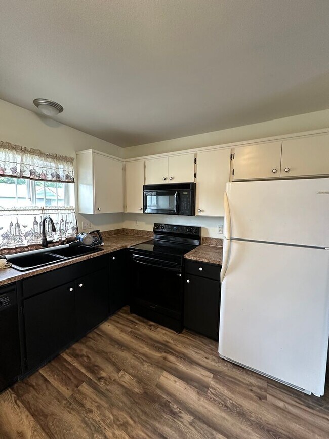Building Photo - Beautiful downtown Sumner Townhouse Condo with garage. Aug 1.