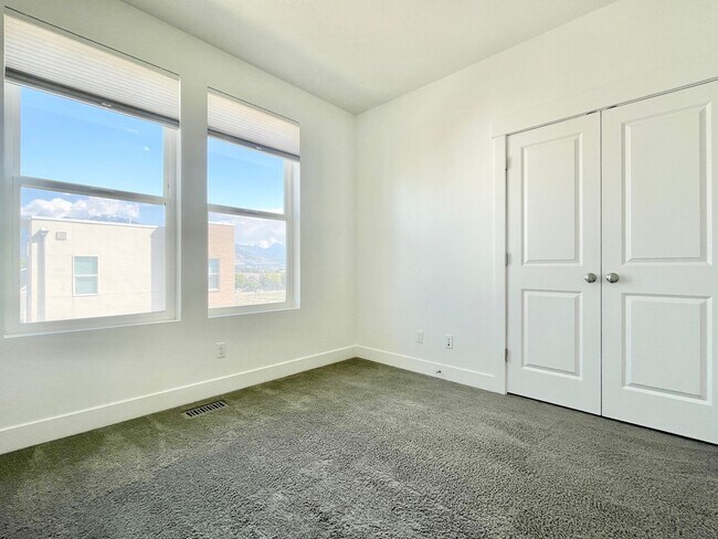 Building Photo - Gorgeous Townhome in South Jordan!