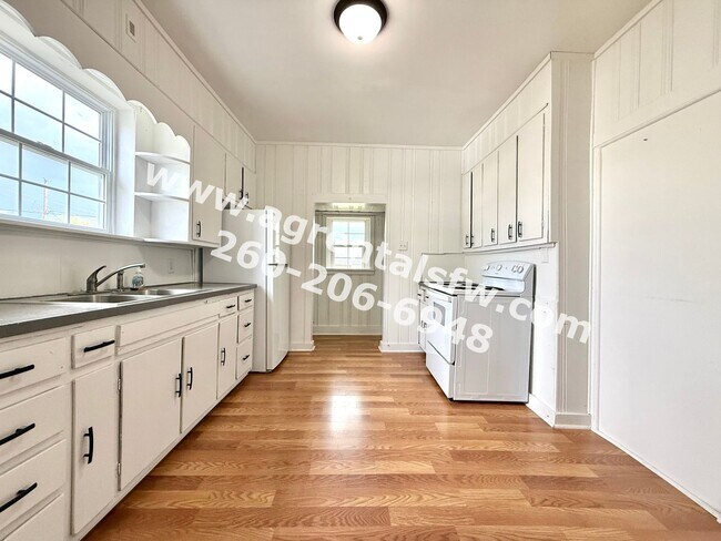 Building Photo - 1915 Ellen Ave