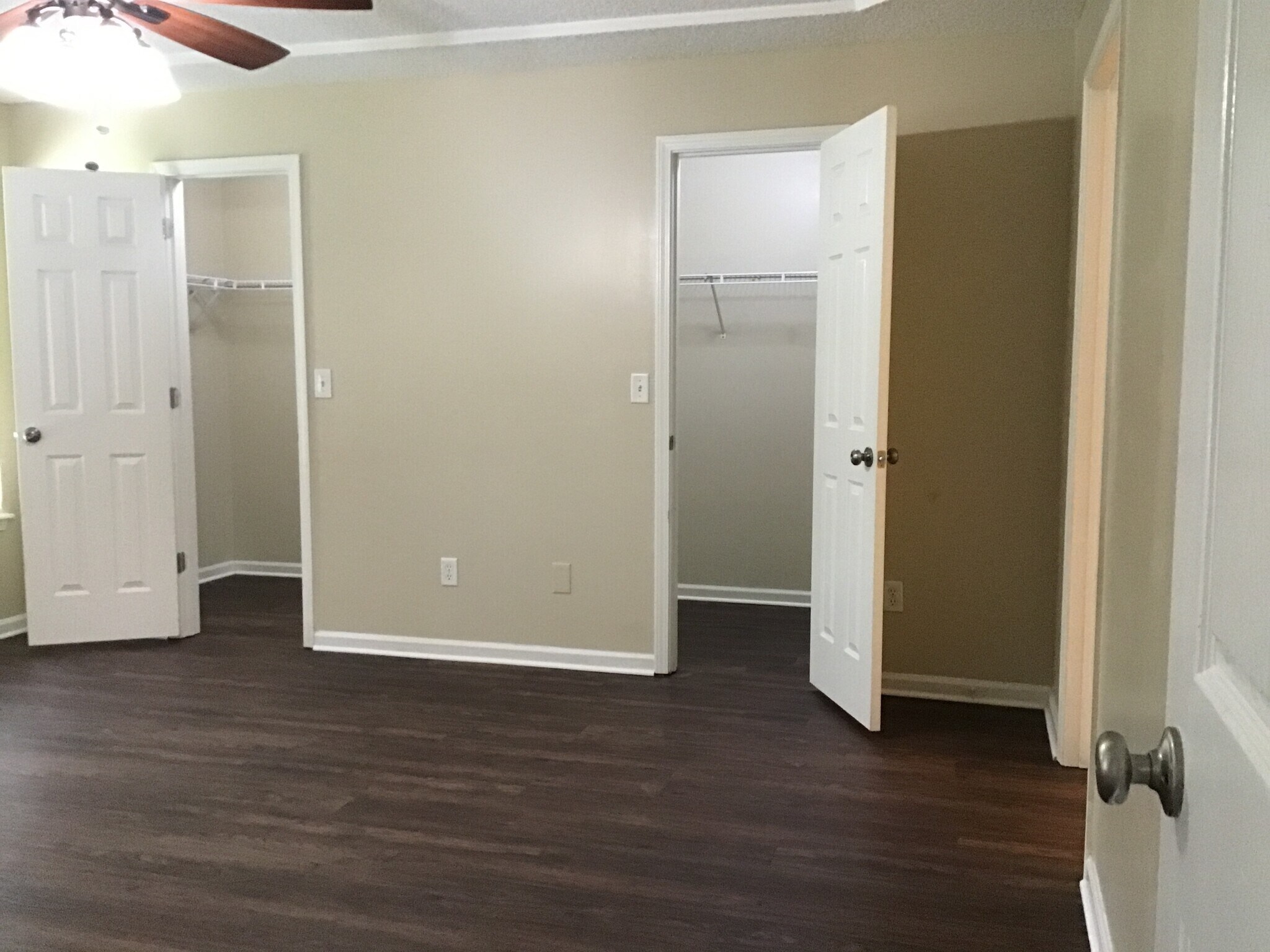 Building Photo - 2469 Royal Pointe Dr