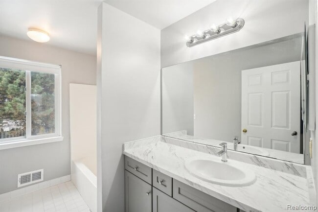 Building Photo - 2609 Huntington Dr