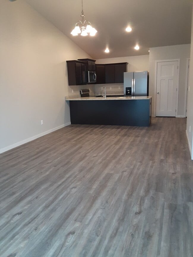 Building Photo - Modern Living in a 3-Bed, 2-Bath Townhome with Attached 2 Car Garage