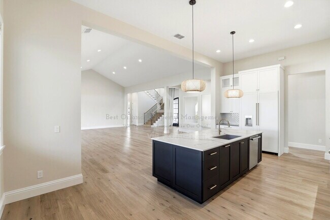 Building Photo - 705 Largovista Dr