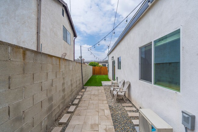 Building Photo - Warm & Inviting Hawthorne Home!