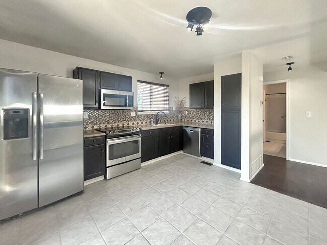 Building Photo - $0 DEPOSIT OPTION. DESIRABLE DAKOTA STATIO...