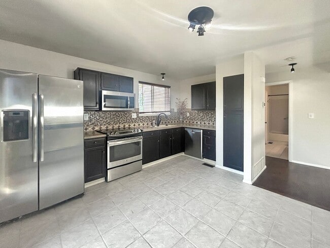 Building Photo - $0 DEPOSIT OPTION. DESIRABLE DAKOTA STATION SPLIT-LEVEL HOME WITH 3 BEDROOMS, 2 BATHS, AND SPACIO...
