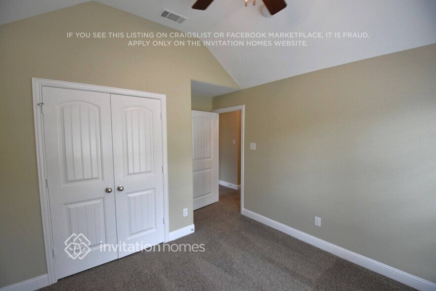 Building Photo - 5609 Paradise Dr