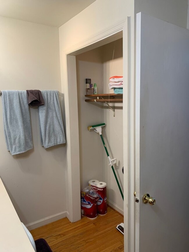 Building Photo - 3 bd/1.5 bath Charming Home just 4 blocks from IU Jacob's School of Music - Available August 2026!