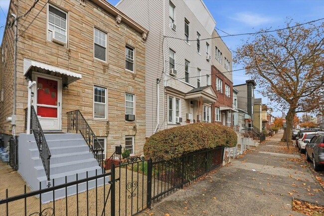 Building Photo - 132 Thorne St