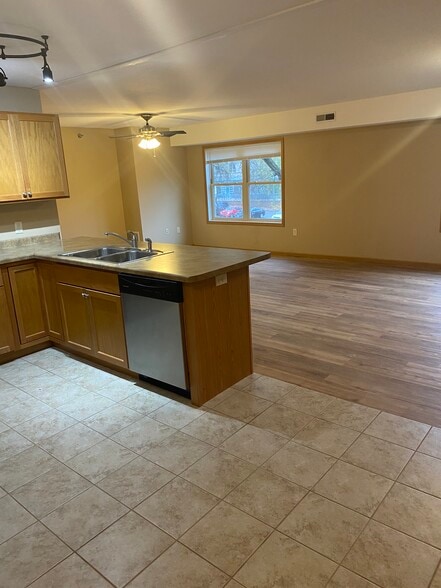 Building Photo - 1402 W Broadway St