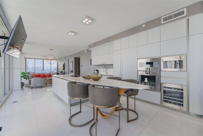 Building Photo - 16901 Collins Ave